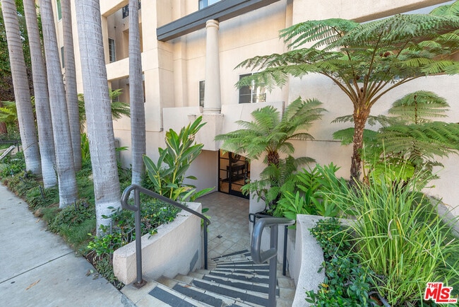 Foto del edificio - 1875 S Beverly Glen Blvd
