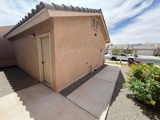 Building Photo - 3 Bedroom Condo in Desert Sky!