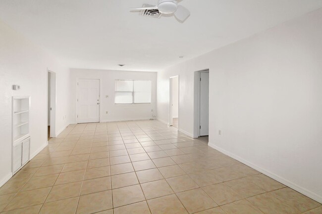 Building Photo - 1612 Larchwood Dr