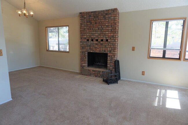 Building Photo - Corner Unit with large patio