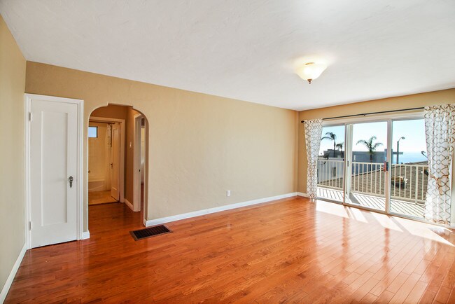 Foto del edificio - 3215 Crest Dr