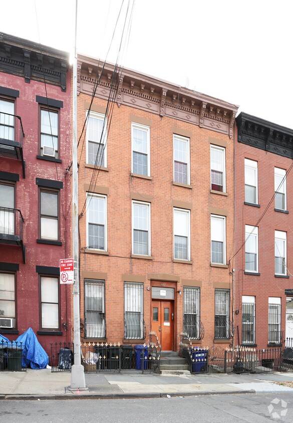 Foto principal - 663 Henry St