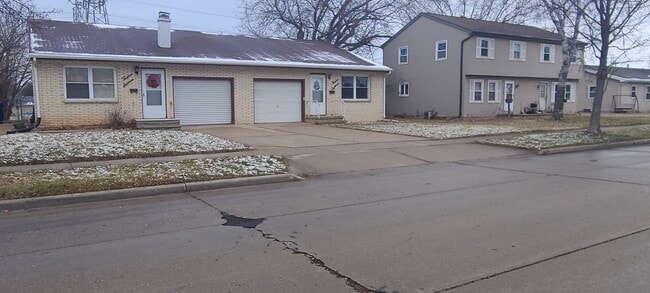 Building Photo - 1218 E Sylvan Ave