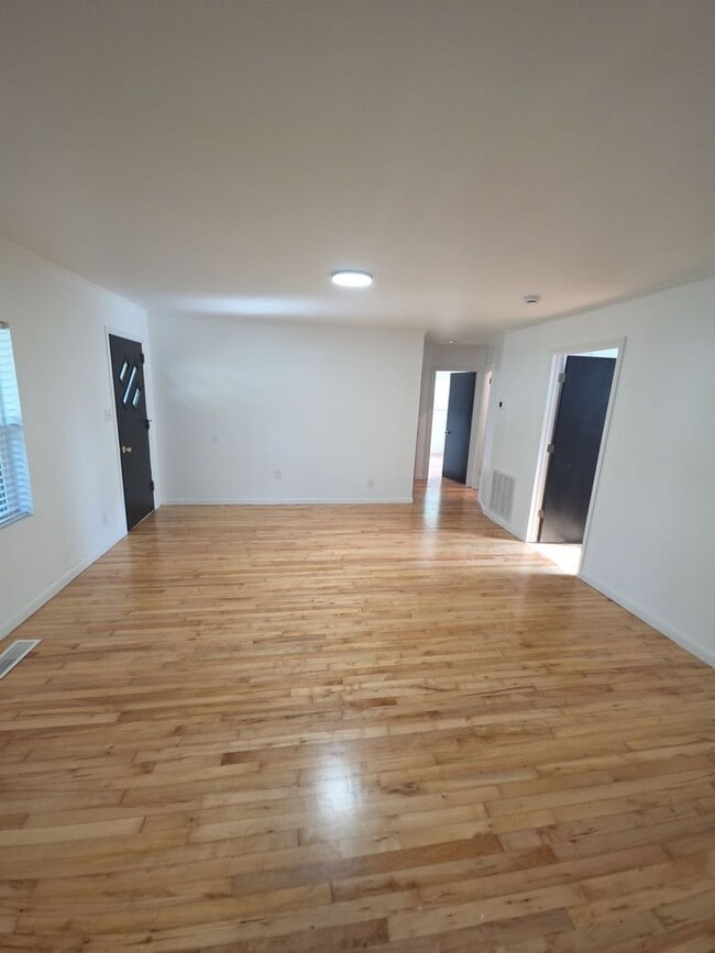 Building Photo - Single-Level 3 Bedroom Home with Hardwood Floors, Stainless Appliances, and Backyard in Crossville