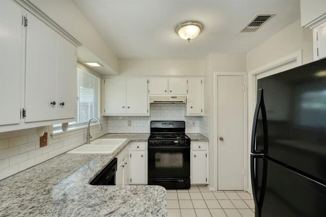 Building Photo - 2111 Falcon Hill Dr