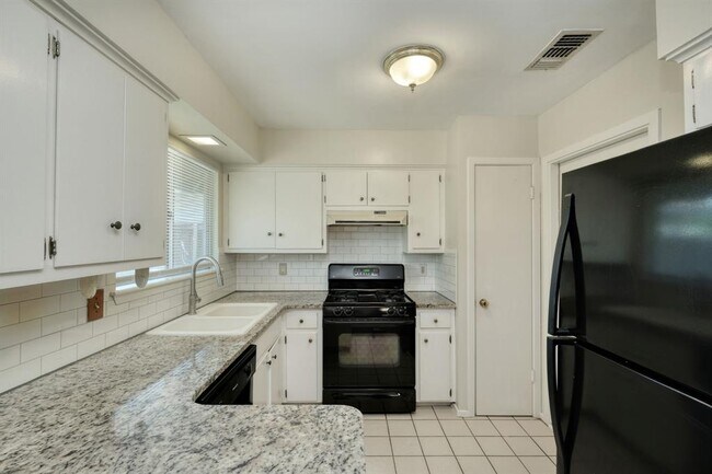 Foto del edificio - 2111 Falcon Hill Dr