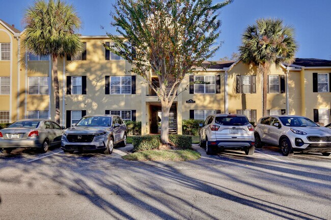 Building Photo - Spacious 1/1.5 Condo with a Bonus Room in ...