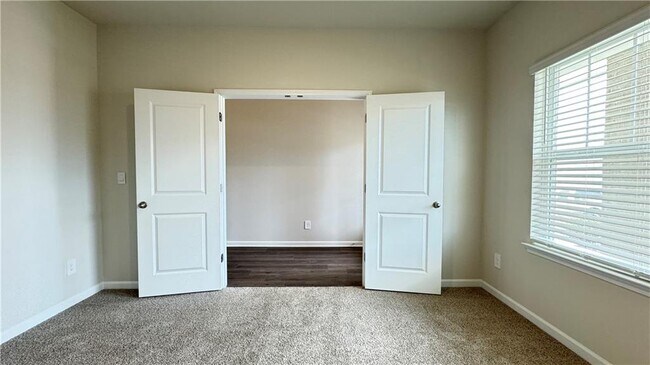Building Photo - 341 Vly Oak Dr