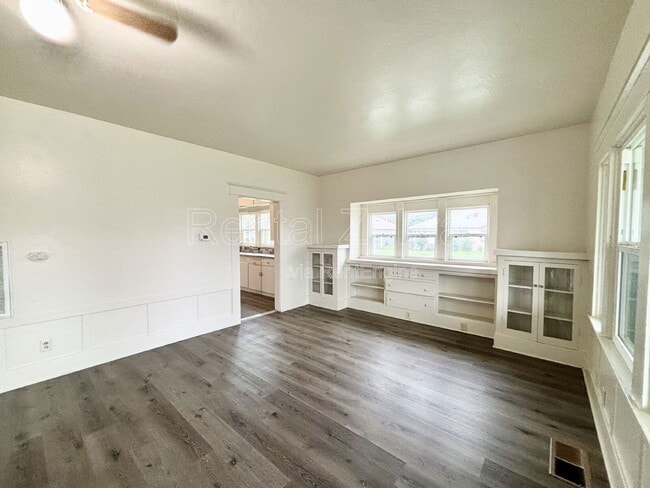 Building Photo - 107 W 19th St