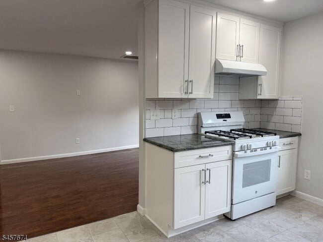 Building Photo - 584 Pompton Ave