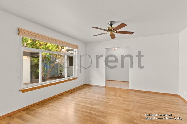 Foto del edificio - 1349 Thunderbird Ave