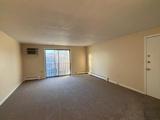 Foto del edificio - 1196 Middle Tpke W