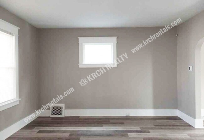 Building Photo - 3-Bedroom Home in Ottawa Area