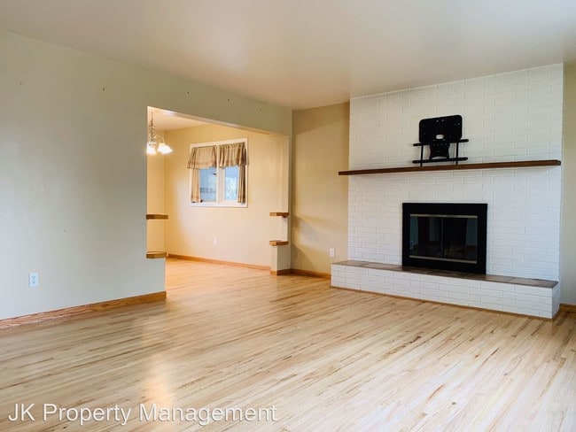 Building Photo - 5 br, 2 bath House - 733 Riverview Dr E