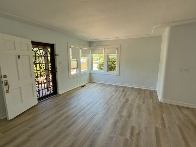 Foto del edificio - Renovated 3-Bedroom Home with Private Mast...