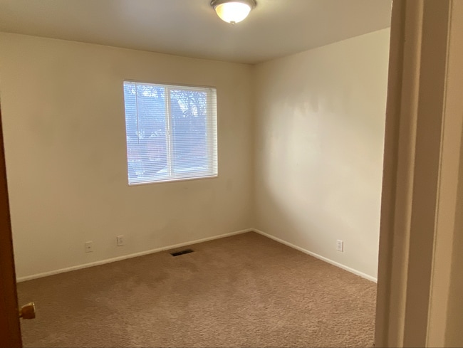 Building Photo - 261 E 200 N