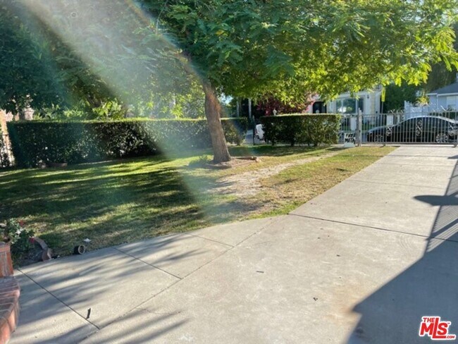 Foto del edificio - 5346 Rhea Ave