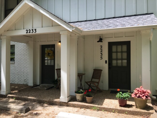 Building Photo - 2231 E Oaks Dr