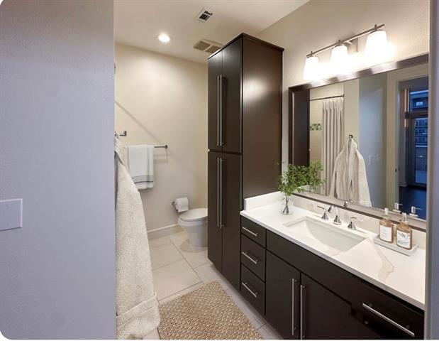 Foto del edificio - 1700 Cedar Springs Rd