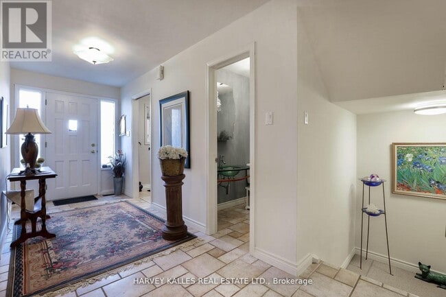 Building Photo - 18 La Rose Ave