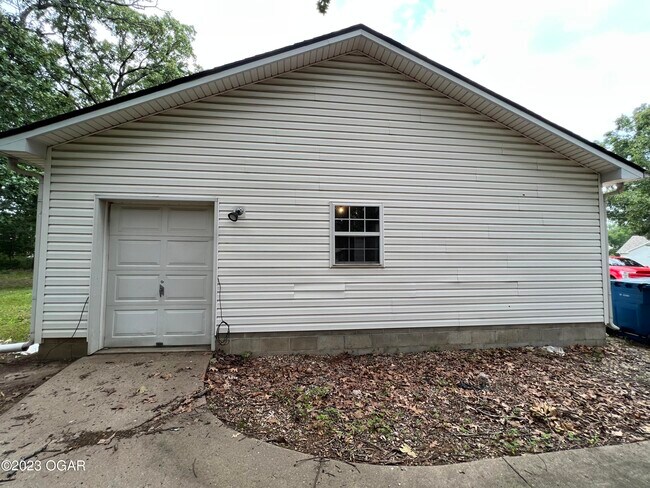 Building Photo - 105 Bogey Cir