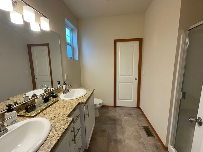 Building Photo - 2 Bed, 2 Bath Single Story Home with Garage