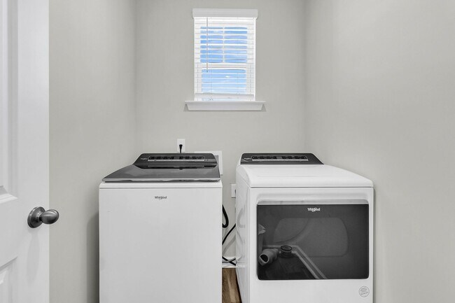 Building Photo - 3 Bedroom 2.5 Bath Located in Pine Hills i...