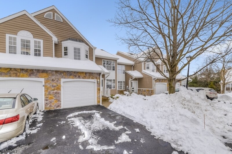 Primary Photo - 72 Knoll Ct