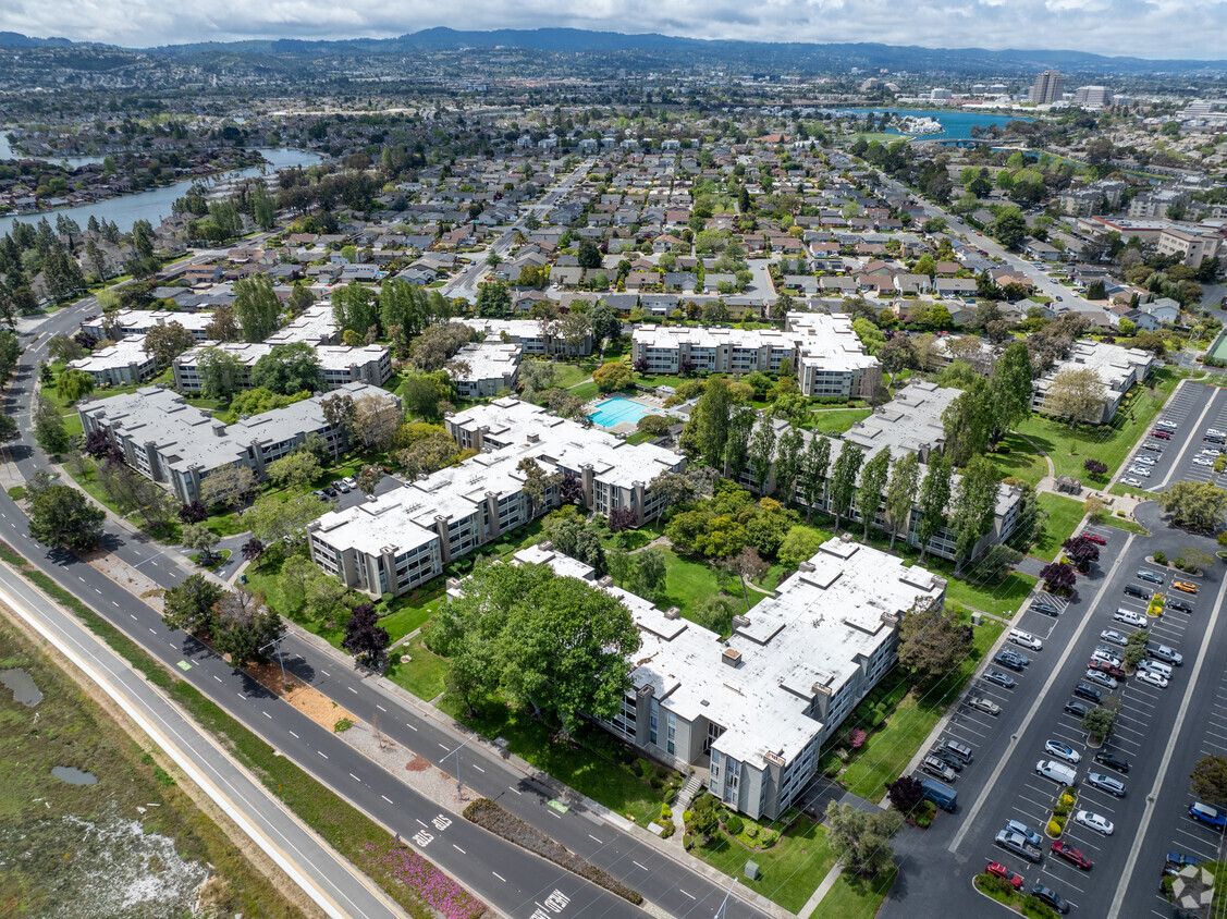 Building Photo - Marina Point