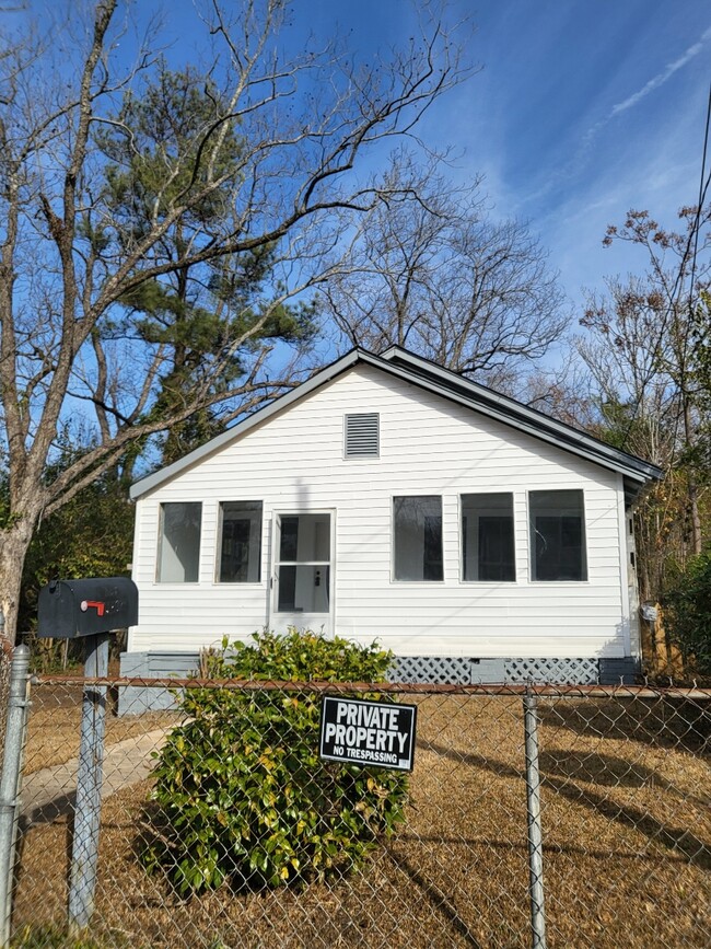 Building Photo - 389 Quick St