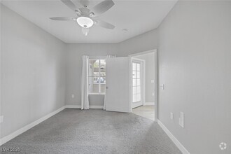 Building Photo - 3400 Cabana Dr