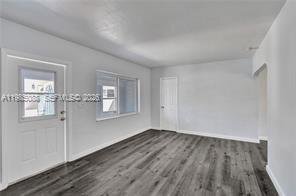 Foto del edificio - 1624 NE 109th St