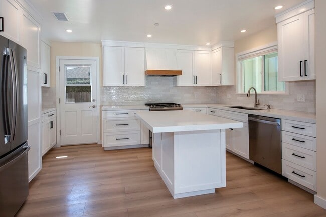 Foto del edificio - Remodeled Mesa Home Steps From Shoreline Park!