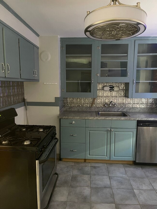 Eat in kitchen with stove/oven, refrigerator/freezer, dishwasher, ceramic floor tile new countertop - 190 Hamilton Dr