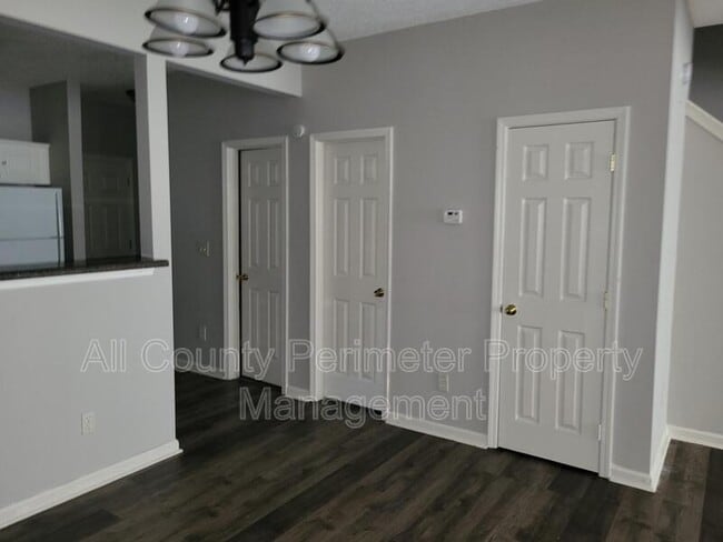 Foto del edificio - 7620 Creekside Ln
