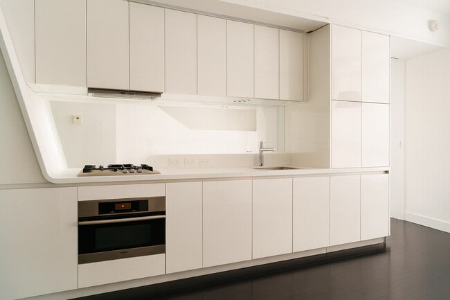 Building Photo - 130 Liberty St