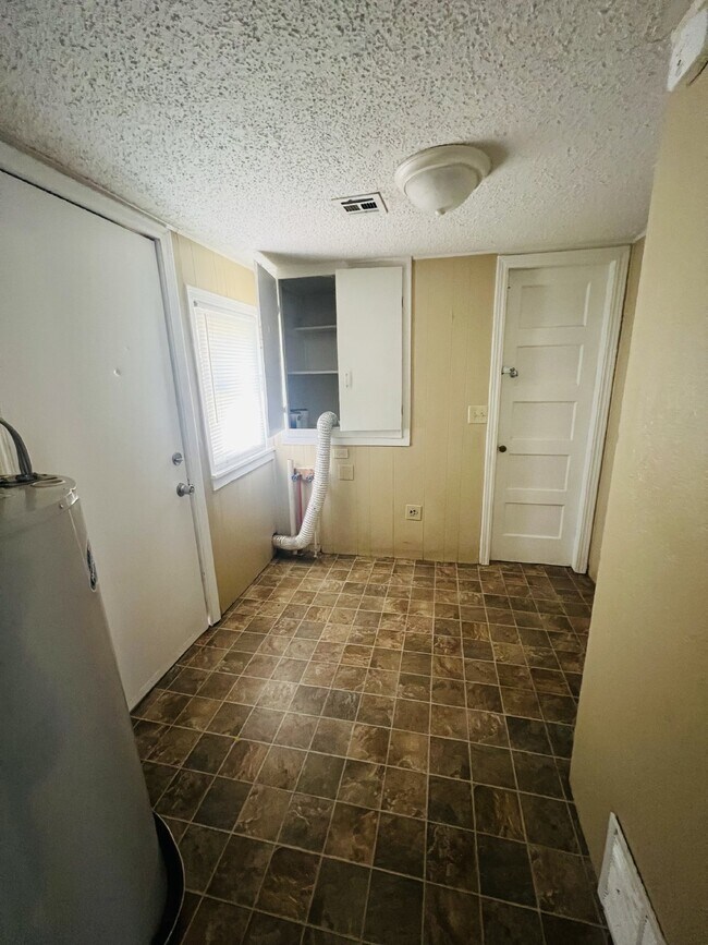 Building Photo - "Charming 3-Bed Home at 609 West Nagel Ave...