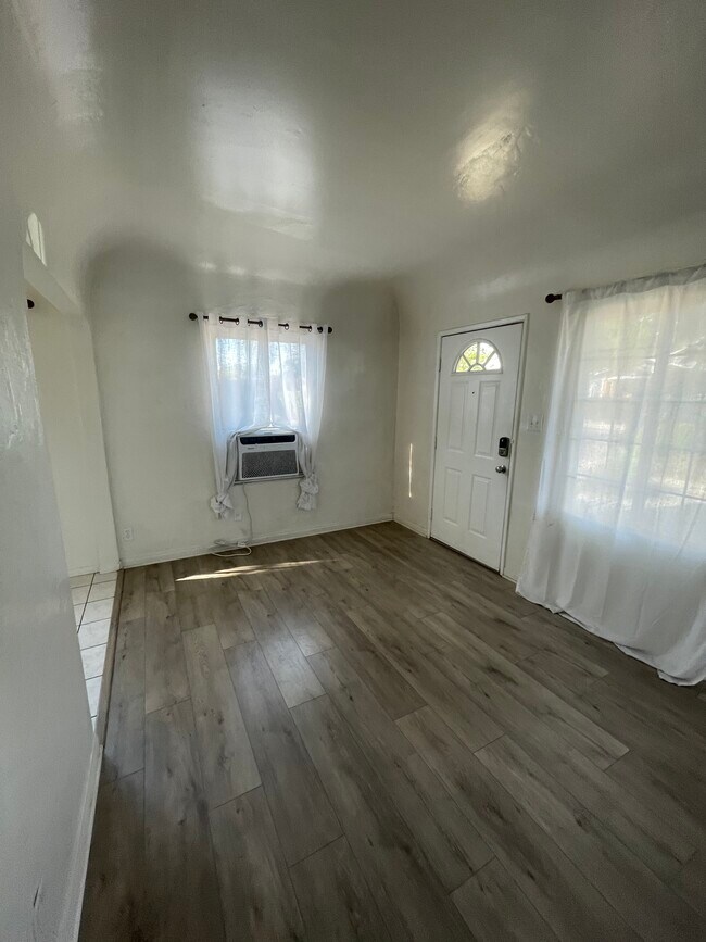 Sala de estar desde el recibidor - 3124 Garden Ave