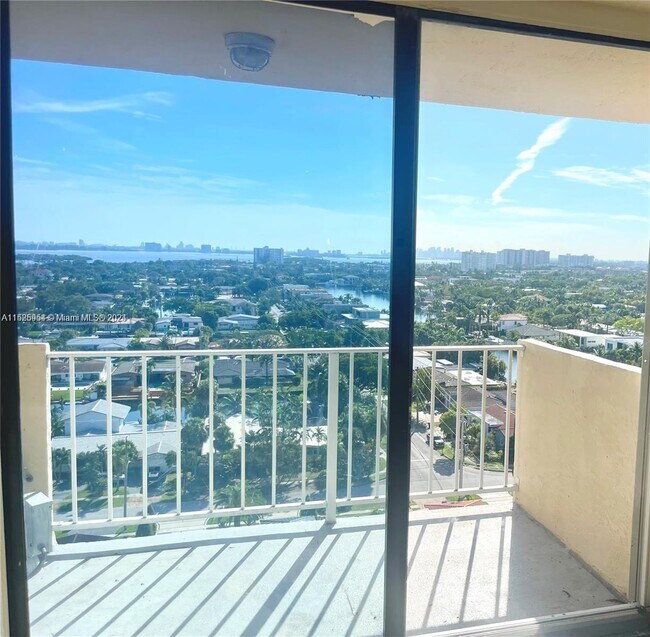 Foto del edificio - 2350 NE 135th St