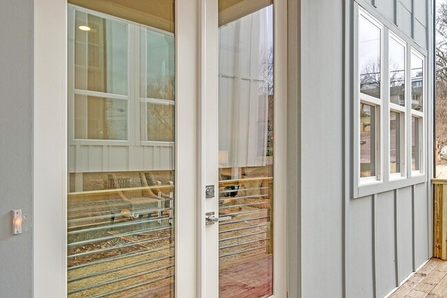 Building Photo - 423A 35th Ave N