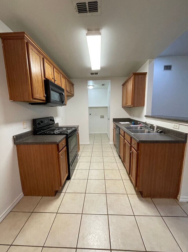 Foto del edificio - 3-bed/2-bath with Garage!
