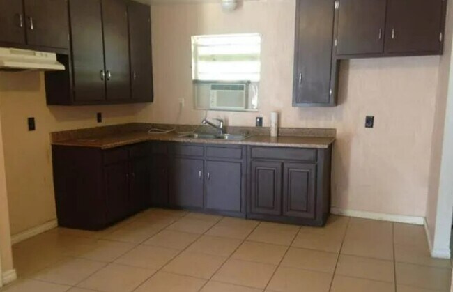 Foto del edificio - 4400 Jennifer Ct