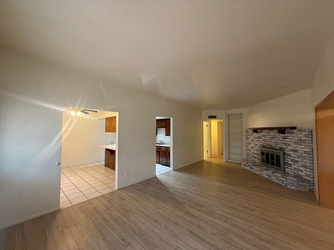 Building Photo - 3 Bedroom 2 Bathroom Home