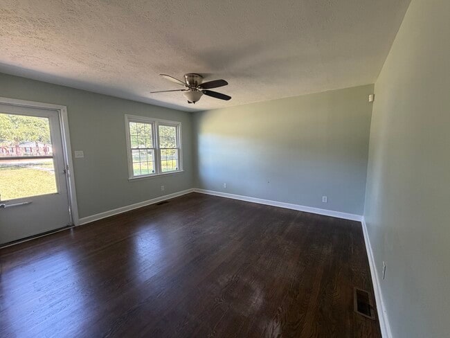 Building Photo - 127 Oak Circle Dr