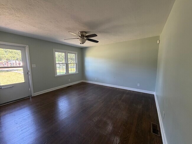 Foto del edificio - 127 Oak Circle Dr