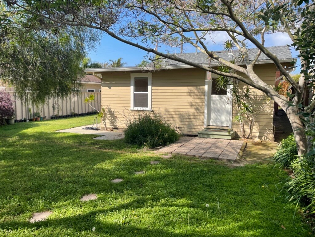 Primary Photo - 2436 De la Vina St