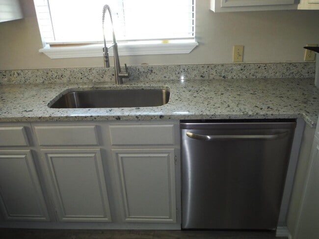 Foto del edificio - 816 E Texas St