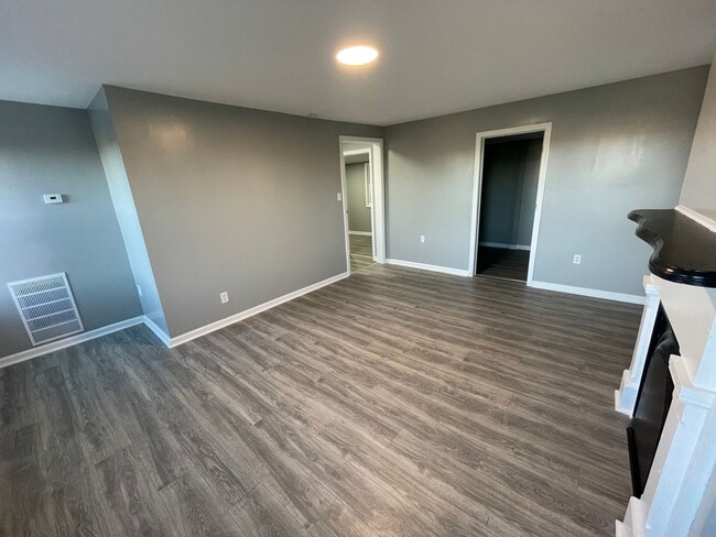 Building Photo - Newly Updated 2 bedroom apartment with an ...