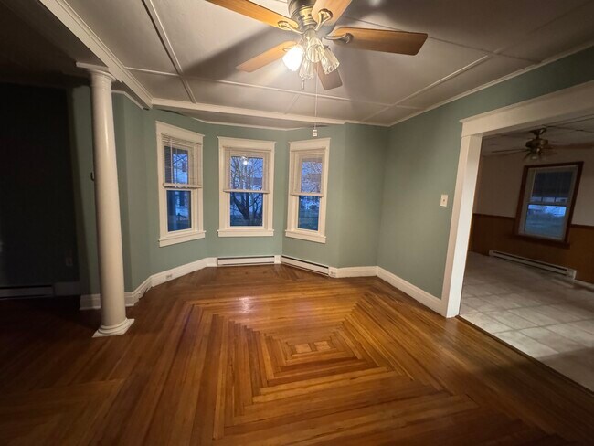 sala de estar ampliada - 2214 Main St