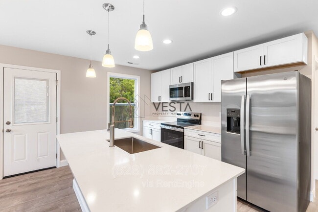 Building Photo - 4 Meadows Town Rd